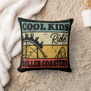 Coussin Les enfants cool conduisent des montagnes russes d