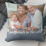 Coussin Les grands-parents les plus aimés dans le monde 2<br><div class="desc">Créez votre propre coussin photo moderne avec deux de vos photos préférées. La typographie surdimensionnée est entièrement modifiable et se lit actuellement "Les grands-parents les plus aimés dans le monde". Le modèle photo est prêt pour vous à ajouter vos photos, qui sont affichées au format paysage. La palette de couleurs...</div>