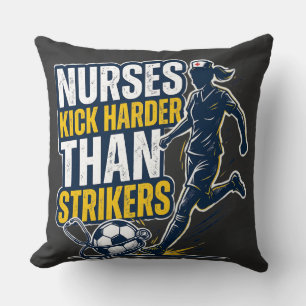 Coussin Les infirmières bottent plus fort que les buteurs