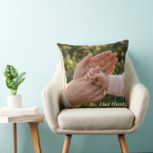 Coussin Les mains de la mère tenant l'enfant | Sacrifice é (Chaise)