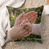 Coussin Les mains de la mère tenant l'enfant | Sacrifice é (Couverture)