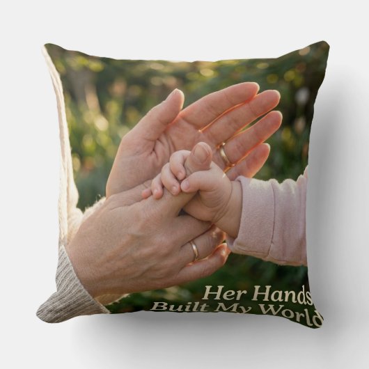 Coussin Les mains de la mère tenant l'enfant | Sacrifice é (Recto)