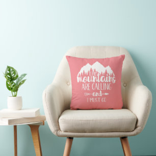 Coussin Les montagnes m'appellent & je dois y aller rose b