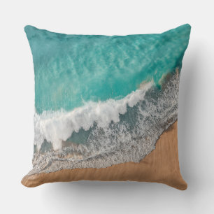 Coussin Les vagues de la mer balayent la plage de sable