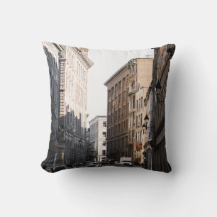 COUSSIN LES VOITURES DISPOSÉES SUR LE CÔTÉ DE LA ROUTE 
