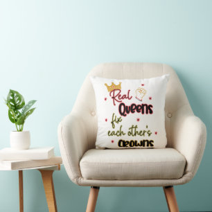 Coussin Les vraies reines réparent les couronnes de l'autr