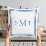 Coussin LETTRE BLEUE ET BLANCHE TROIS LETTRE MONogramme<br><div class="desc">Créez votre propre oreiller monogramme personnalisé avec trois initiales monogrammes en bleu.</div>