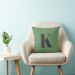 Coussin Lettre initiale | Monogramme Moderne Tendance Sage<br><div class="desc">Coussin monogramme simple,  élégant et personnalisé dans la typographie minimaliste moderne en gris foncé sur vert sauge. Un cadeau personnalisé parfait ou un accessoire avec une touche personnelle!</div>