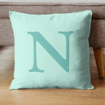 Coussin Lettre initiale sarcelle claire tendance pastel bl<br><div class="desc">Lettre initiale sarcelle claire tendance pastel couleur bleu menthe. Vous pouvez choisir d'ajouter votre initiale ou l'initiale d'un être cher. Qu'il s'agisse d'un cadeau sincère pour quelqu'un qui vous est cher ou d'un traitement personnel, le choix vous appartient. Vous pouvez également supprimer la personnalisation et profiter d'un design élégant et...</div>