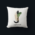 Coussin Lettre J Monogram Palm Feuille Tropical<br><div class="desc">Coussin monogramme de lettre J personnalisable avec aquarelle feuille de palme tropicale, fausse feuille de feuille d'or et accents de brosse d'aquarelle noire. Personnalisez ce coussin de monogramme tropical en ajoutant votre nom ou d'autres détails. Ce coussin de monogramme J de lettre boho sera parfait comme un cadeau. D'autres lettres...</div>