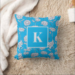Coussin Lettre monogramme Daisy Flower Doodle motif floral<br><div class="desc">Joli et coloré fleur de marguerite motif doodle. Cadeaux et marchandises personnalisés pour ceux qui aiment la nature. Vous pouvez customiser le texte pour répondre à vos besoins et à votre créativité. Cadeaux cool et fantastiques avec texte personnalisé. Consultez notre magasin pour plus de plaisir et motifs cool.</div>