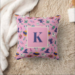 Coussin Lettre monogramme Halloween Witch Motif fantôme<br><div class="desc">Joli et coloré motif d'Halloween. Cadeaux et marchandises personnalisés pour la fête d'Halloween. Vous pouvez customiser le texte pour répondre à vos besoins et à votre créativité. Cadeaux cool et fantastiques avec texte personnalisé. Consultez notre magasin pour plus de plaisir et motifs cool.</div>