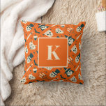 Coussin Lettre monogramme Retro Éffrayant Halloween Motif<br><div class="desc">Motif rétro et classique d'Halloween. Cadeaux et marchandises personnalisés pour la célébration d'Halloween. Vous pouvez customiser le texte pour répondre à vos besoins et à votre créativité. Cadeaux cool et fantastiques avec texte personnalisé. Consultez notre magasin pour plus de plaisir et motifs cool.</div>