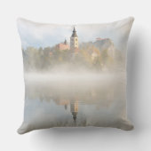 Coussin Lever de soleil de Foggy au lac Bled (Verso)