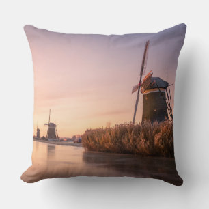 Coussin Lever de soleil sur la rivière gelée avec moulins 