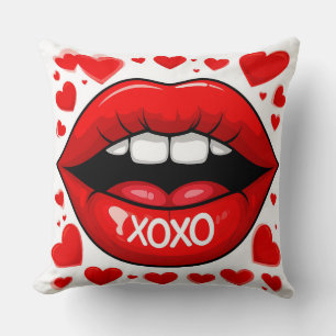 Coussin Lèvres rouges avec texte XOXO entouré de cœurs rou