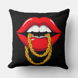 Coussin Lèvres Rouges Mordant une Chaîne Dorée Élégante