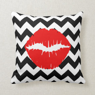 Coussin Lèvres rouges sur Zigzag noir et blanc
