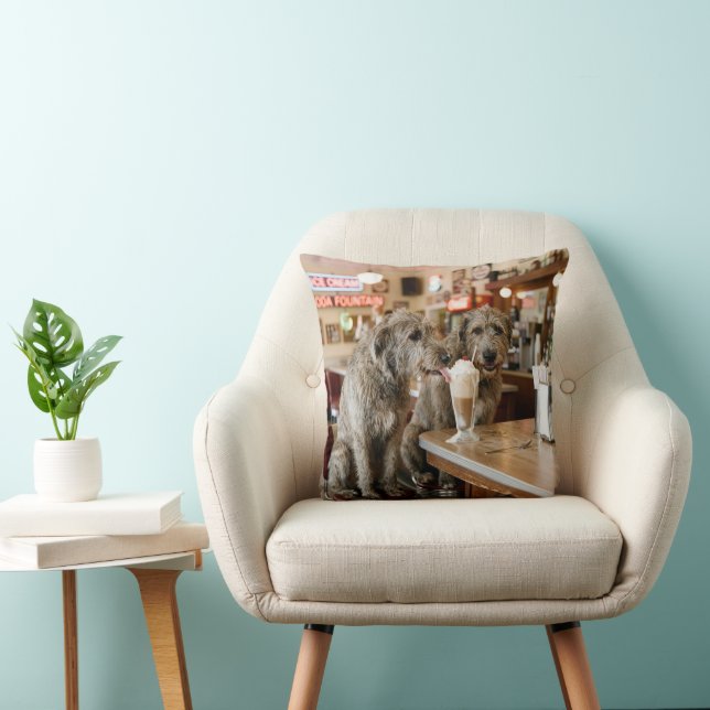 Coussin Lévriers irlandais partageant un milkshake (Chaise)
