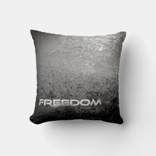Coussin Liberté sur pierre gris foncé ou imitation béton