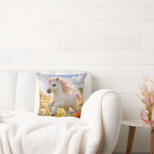 Coussin Licorne courant dans un champ de fleurs sauvages