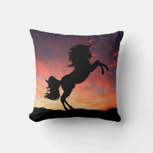 Coussin Licorne en silhouette dans un coucher de soleil en