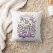 Coussin Licorne s'étirant dans ma typographie audacieuse m (Couverture)
