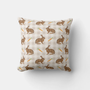 Coussin Lièvre rustique et carotte sur gingham beige de pr