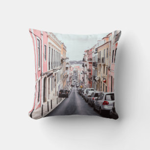 COUSSIN LIGNE DE VÉHICULES SUR LE CÔTÉ DROIT D'UNE ROUTE À