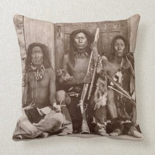 Coussin L'Indien trois brave, photographié par l'anglais