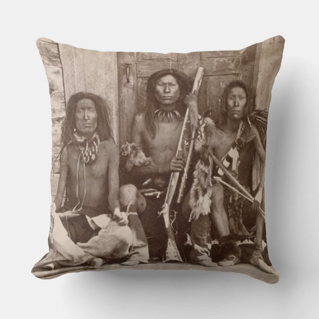 Coussin L'Indien trois brave, photographié par l'anglais (Recto)