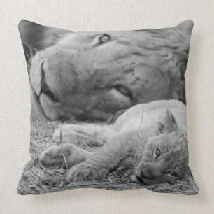 Coussin Lion CUB mignon dépendant du père