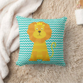 Coussin Lion d'or sur Aqua Bleu et Blanc Chevron Stripe (Couverture)