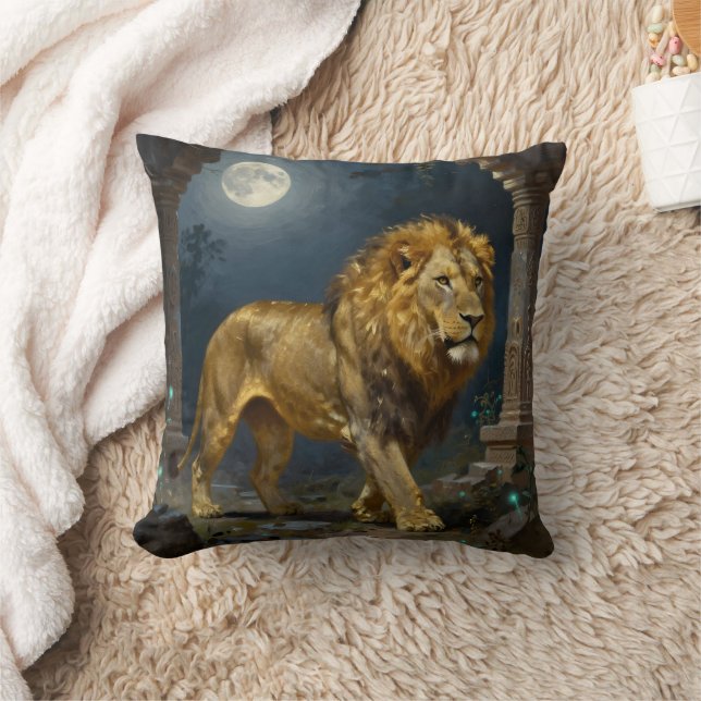 Coussin Lion majestueux se promenant sous la lumière de la (Couverture)