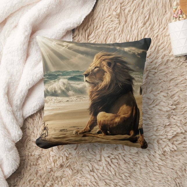 Coussin Lion observant les vagues sur la plage (Couverture)