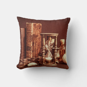 Coussin Livres magiques dans un panier vintage, sablier, h