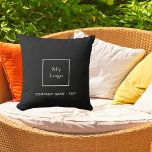 Coussin Logo de l'entreprise noir blanc élégant<br><div class="desc">Un arrière - plan noir élégant. Personnalisez et ajoutez votre entreprise,  le logo de l'entreprise et un texte. Lettres blanches. Si vous voulez que le coussin ne contienne pas de texte,  utilisez votre touche back-space pour supprimer.</div>