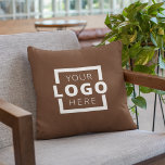 Coussin Logo promotionnel personnalisé de l'entreprise<br><div class="desc">Personnalisez facilement cet oreiller branché avec votre propre logo d'entreprise. Vous pouvez modifier la couleur de l'arrière - plan pour qu'elle corresponde à votre logo ou aux couleurs de votre entreprise. Les coussins de promotion font une impression durable pour qu'ils fassent de grands cadeaux d'entreprise, des cadeaux ou des souvenirs...</div>