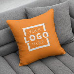 Coussin Logo promotionnel personnalisé de l'entreprise<br><div class="desc">Personnalisez facilement cet oreiller branché avec votre propre logo d'entreprise. Vous pouvez modifier la couleur de l'arrière - plan pour qu'elle corresponde à votre logo ou aux couleurs de votre entreprise. Les coussins de promotion font une impression durable pour qu'ils fassent de grands cadeaux d'entreprise, des cadeaux ou des souvenirs...</div>