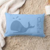 Coussin lombaire de baleine bleue avec nom de bébé (Couverture)