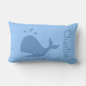 Coussin lombaire de baleine bleue avec nom de bébé (Verso)