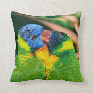 Coussin Lorikeets dans l'amour