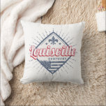 Coussin Louisville City Kentucky États-Unis Vintage USA<br><div class="desc">Louisville dans le Kentucky, ville en Amérique, vintages lis design souvenir. Conception du drapeau américain de la ville rétro de Louisville pour un voyage aux États-Unis et au Kentucky ou des vacances dans le Comté. Louisville avec lys pour les vacances aux USA. Louisville Ville des États-Unis avec le drapeau américain...</div>
