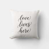 Coussin Love Lives Here Script Throw Pillow  (Recto)