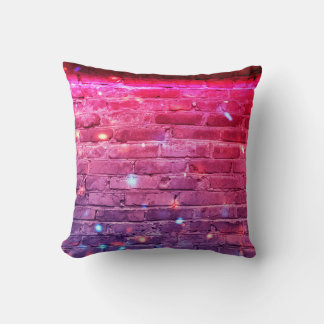 Coussin Lumière néon : mur de brique vide.