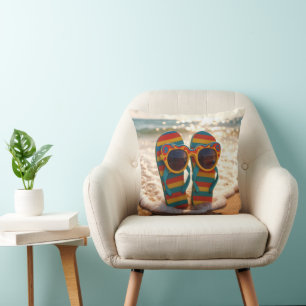 Coussin Lunettes de soleil funky sur des tongs dans le res