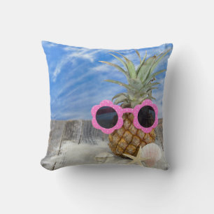 Coussin lunettes de soleil sur ananas avec coquillages