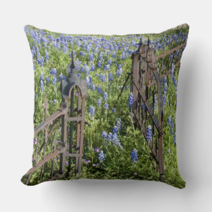 Coussin Lupins bleus et phlox entourant la grille du cimet