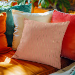 Coussin Luxe or et motif géométrique rose<br><div class="desc">Ce design présente un motif géométrique or de luxe sur un arrière - plan rose saumon personnalisé.</div>