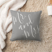 Coussin M. et Mme Calligraphie Élégante Gris Blanc Script (Couverture)